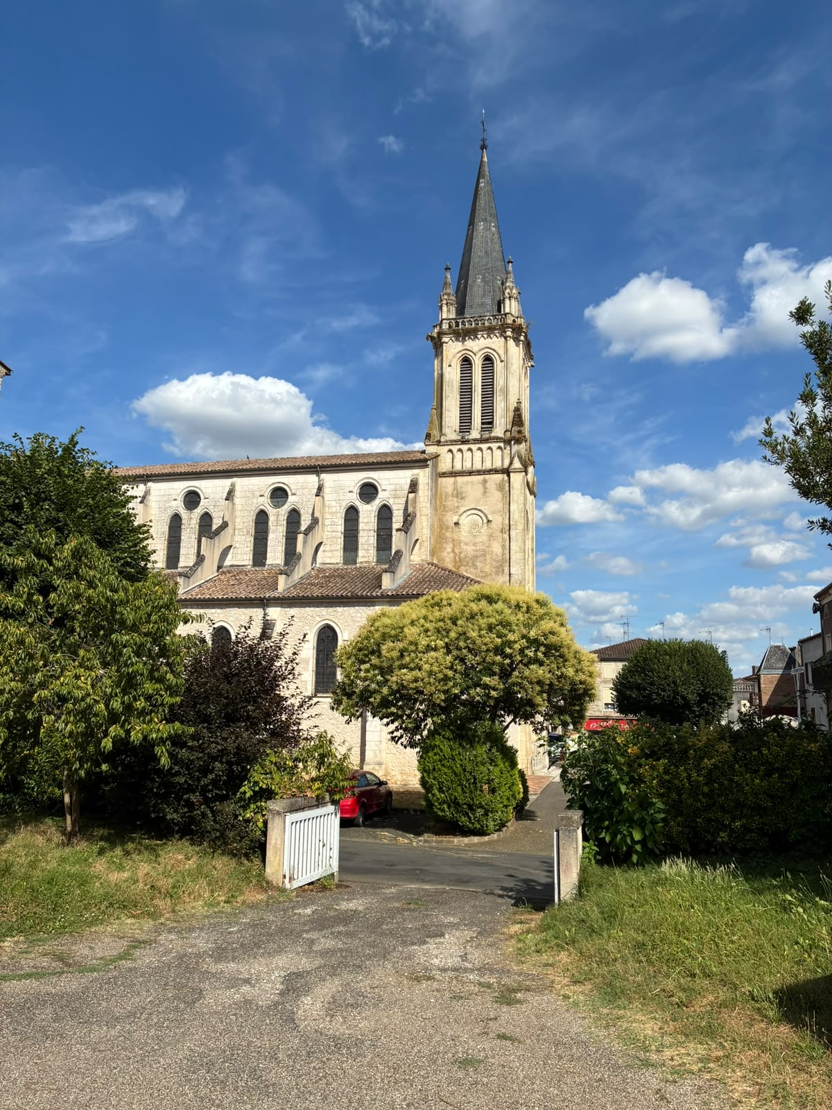 L'église de Castelmoron-sur-Lot et son clocher sous un ciel bleu